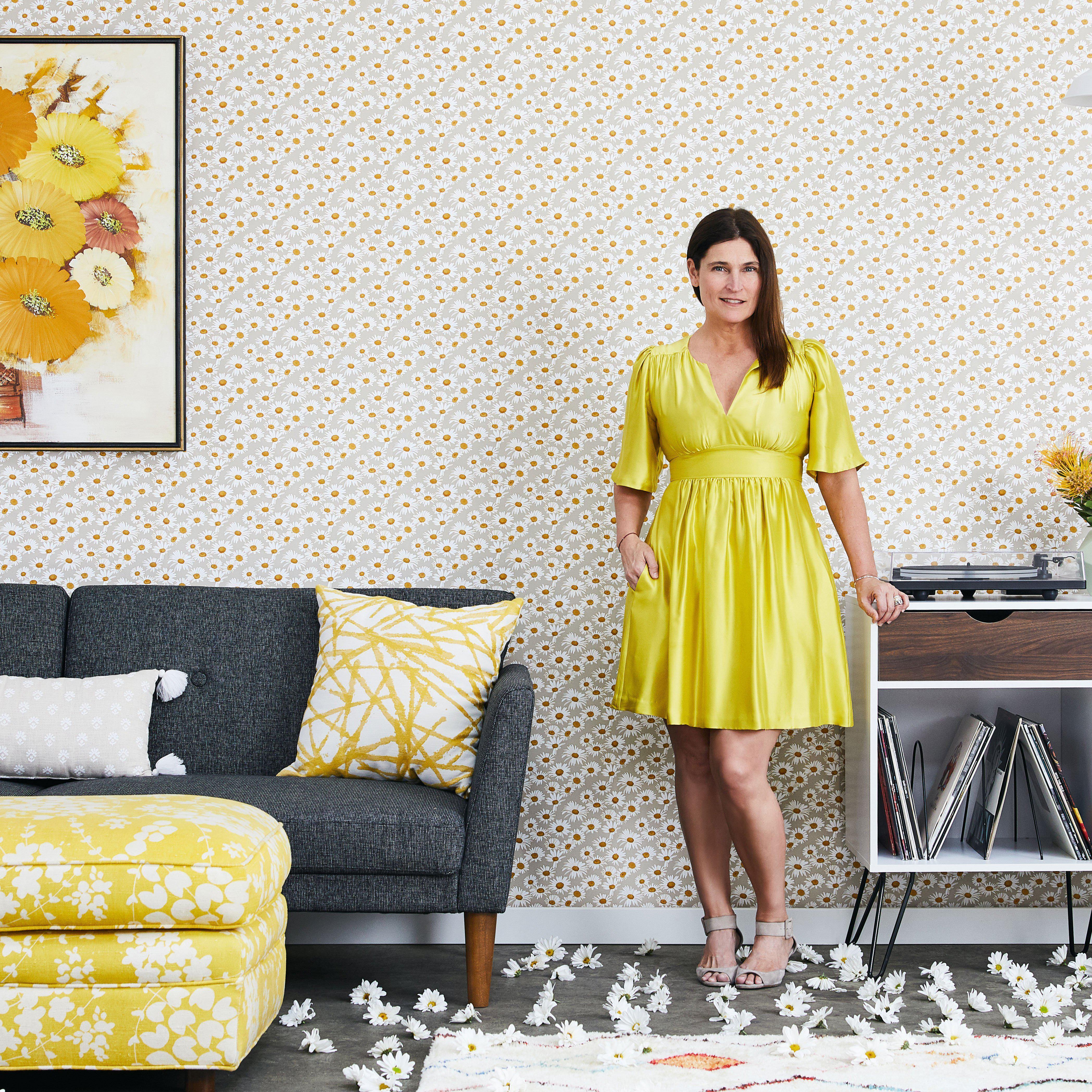 Tempaper Designs LIFESTYLE - Novogratz Daisies Greige Peel and Stick Wallpaper